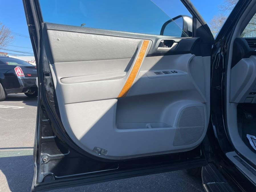2009 Toyota Highlander Hybrid CLEAN CARFAX. Low Miles!!!, available for sale in Elmont, New York | Sunrise of Elmont. Elmont, New York 2009 Toyota Highlander Hybrid CLEAN CARFAX. Low Miles!!!, available for sale in Elmont, New York | Sunrise of Elmont. Elmont, New York
