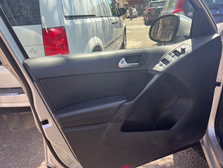 2012 Volkswagen Tiguan 2WD 4dr Auto SE, available for sale in Brooklyn, New York | Atlantic Used Car Sales. Brooklyn, New York 2012 Volkswagen Tiguan 2WD 4dr Auto SE, available for sale in Brooklyn, New York | Atlantic Used Car Sales. Brooklyn, New York
