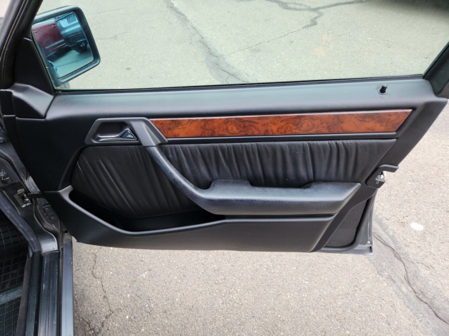 1995 Mercedes-Benz E-Class 4dr Sedan 200E 2.0, available for sale in Bristol, Connecticut | Dealmax Motors LLC. Bristol, Connecticut 1995 Mercedes-Benz E-Class 4dr Sedan 200E 2.0, available for sale in Bristol, Connecticut | Dealmax Motors LLC. Bristol, Connecticut