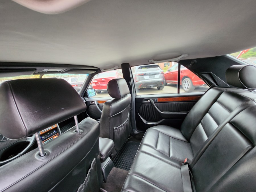 1995 Mercedes-Benz E-Class 4dr Sedan 200E 2.0, available for sale in Bristol, Connecticut | Dealmax Motors LLC. Bristol, Connecticut 1995 Mercedes-Benz E-Class 4dr Sedan 200E 2.0, available for sale in Bristol, Connecticut | Dealmax Motors LLC. Bristol, Connecticut