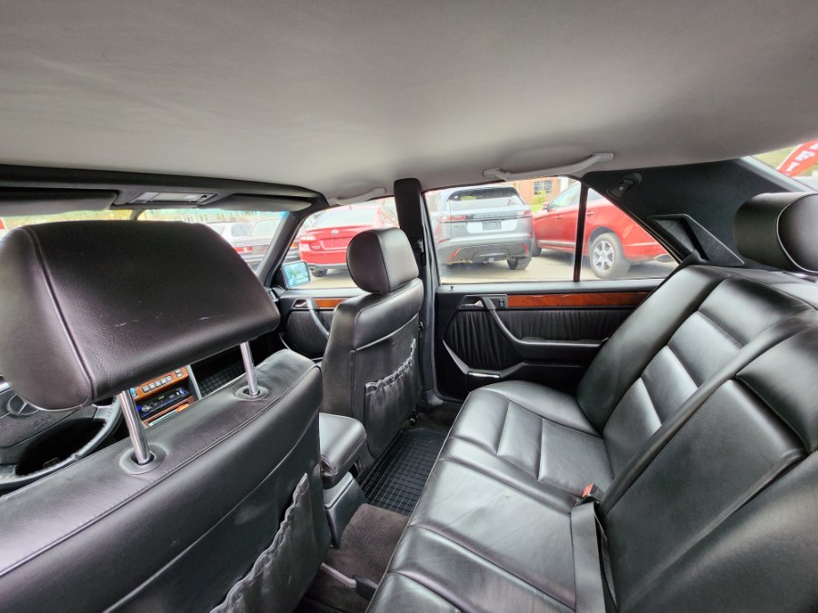 1995 Mercedes-Benz E-Class 4dr Sedan 200E 2.0, available for sale in Bristol, Connecticut | Dealmax Motors LLC. Bristol, Connecticut 1995 Mercedes-Benz E-Class 4dr Sedan 200E 2.0, available for sale in Bristol, Connecticut | Dealmax Motors LLC. Bristol, Connecticut