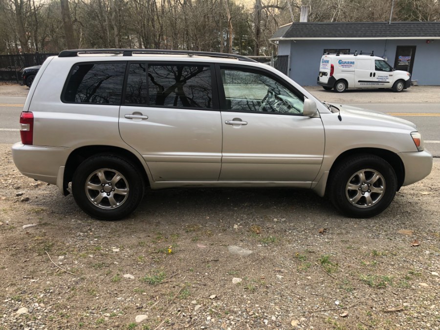 2005 Toyota Highlander 4dr V6 4WD w/3rd Row (Natl), available for sale in Bloomingdale, New Jersey | Bloomingdale Auto Group. Bloomingdale, New Jersey