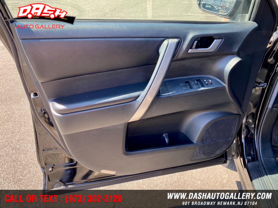 2013 Toyota Highlander 4WD 4dr V6 SE (Natl), available for sale in Newark, New Jersey | Dash Auto Gallery Inc.. Newark, New Jersey 2013 Toyota Highlander 4WD 4dr V6 SE (Natl), available for sale in Newark, New Jersey | Dash Auto Gallery Inc.. Newark, New Jersey