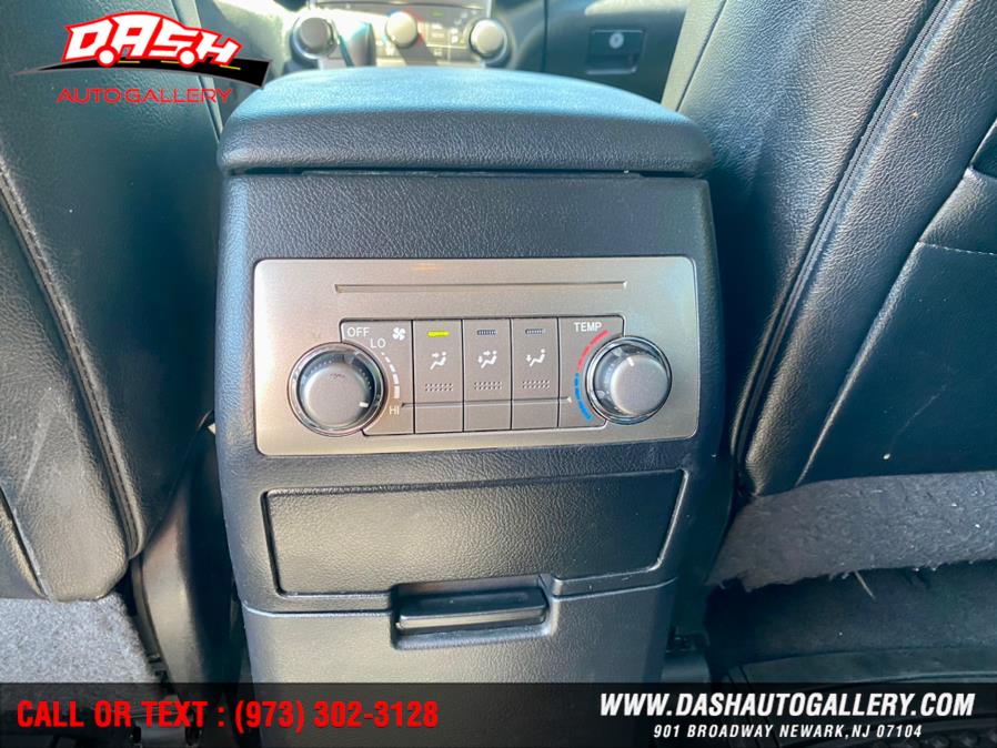 2013 Toyota Highlander 4WD 4dr V6 SE (Natl), available for sale in Newark, New Jersey | Dash Auto Gallery Inc.. Newark, New Jersey 2013 Toyota Highlander 4WD 4dr V6 SE (Natl), available for sale in Newark, New Jersey | Dash Auto Gallery Inc.. Newark, New Jersey