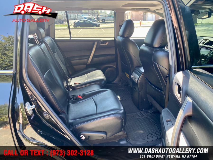 2013 Toyota Highlander 4WD 4dr V6 SE (Natl), available for sale in Newark, New Jersey | Dash Auto Gallery Inc.. Newark, New Jersey 2013 Toyota Highlander 4WD 4dr V6 SE (Natl), available for sale in Newark, New Jersey | Dash Auto Gallery Inc.. Newark, New Jersey