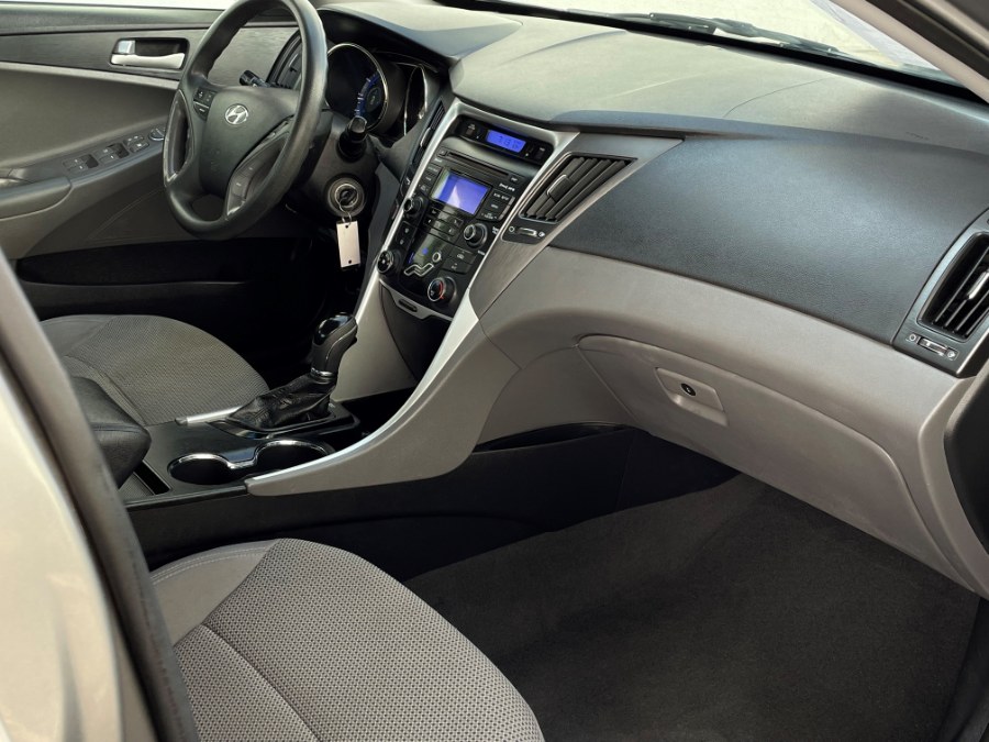 2013 Hyundai Sonata 4dr Sdn 2.4L Auto GLS PZEV, available for sale in Corona, California | Green Light Auto. Corona, California 2013 Hyundai Sonata 4dr Sdn 2.4L Auto GLS PZEV, available for sale in Corona, California | Green Light Auto. Corona, California