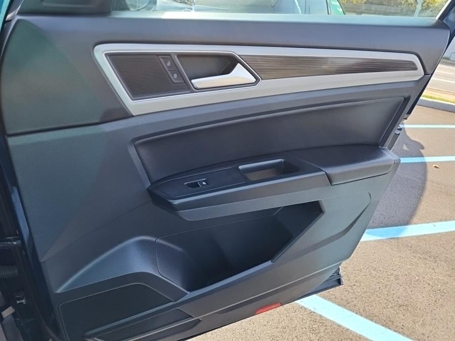 2019 Volkswagen Atlas 3.6L V6 SE w/Technology 4MOTION, available for sale in Islip, New York | L.I. Auto Gallery. Islip, New York 2019 Volkswagen Atlas 3.6L V6 SE w/Technology 4MOTION, available for sale in Islip, New York | L.I. Auto Gallery. Islip, New York