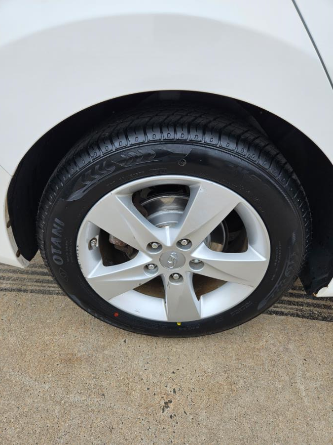 2013 Hyundai Elantra 4dr Sdn Auto GLS, available for sale in New Britain, Connecticut | Supreme Automotive. New Britain, Connecticut 2013 Hyundai Elantra 4dr Sdn Auto GLS, available for sale in New Britain, Connecticut | Supreme Automotive. New Britain, Connecticut