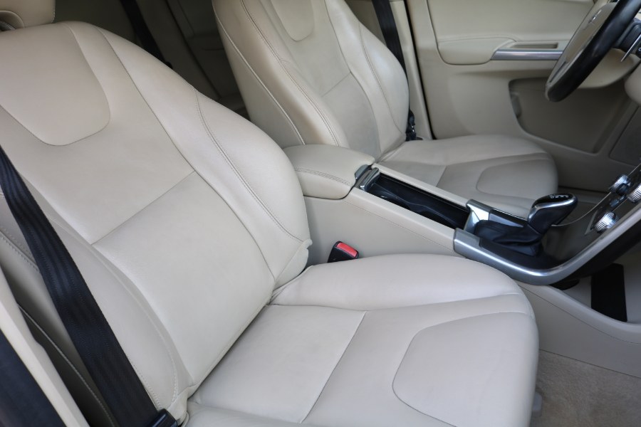 2015 Volvo XC60 2015.5 AWD 4dr T6, available for sale in Bristol, Connecticut | Dealmax Motors LLC. Bristol, Connecticut 2015 Volvo XC60 2015.5 AWD 4dr T6, available for sale in Bristol, Connecticut | Dealmax Motors LLC. Bristol, Connecticut