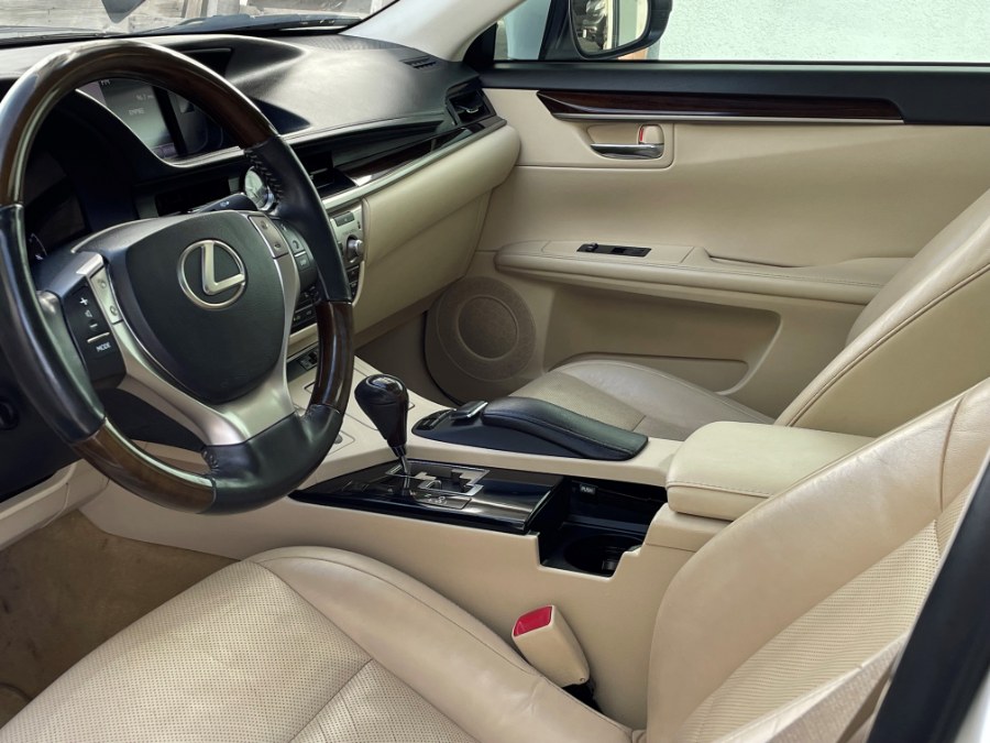 2013 Lexus ES 350 4dr Sdn, available for sale in Corona, California | Green Light Auto. Corona, California 2013 Lexus ES 350 4dr Sdn, available for sale in Corona, California | Green Light Auto. Corona, California