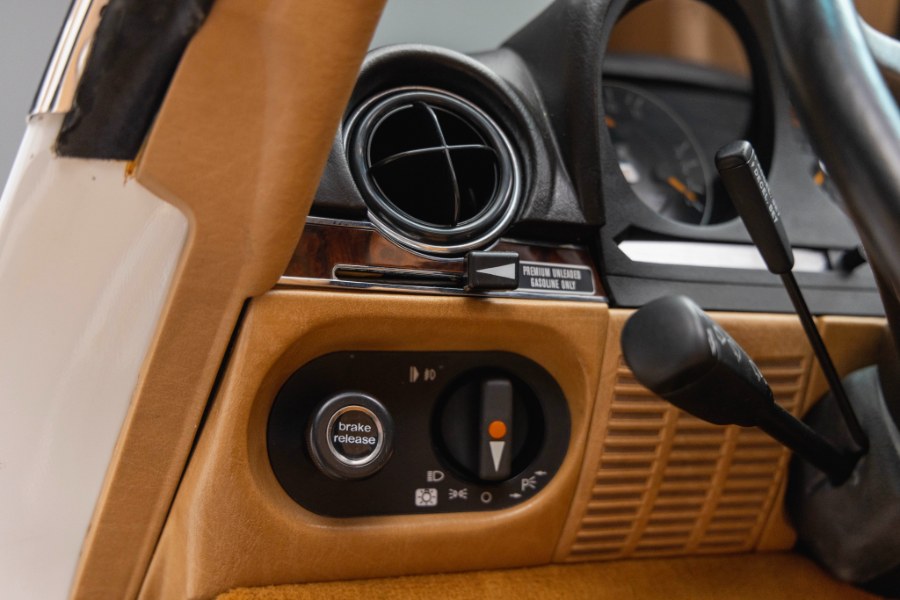 1988 Mercedes-Benz 560 Series 2dr Roadster 560SL, available for sale in North Salem, New York | Meccanic Shop North Inc. North Salem, New York 1988 Mercedes-Benz 560 Series 2dr Roadster 560SL, available for sale in North Salem, New York | Meccanic Shop North Inc. North Salem, New York