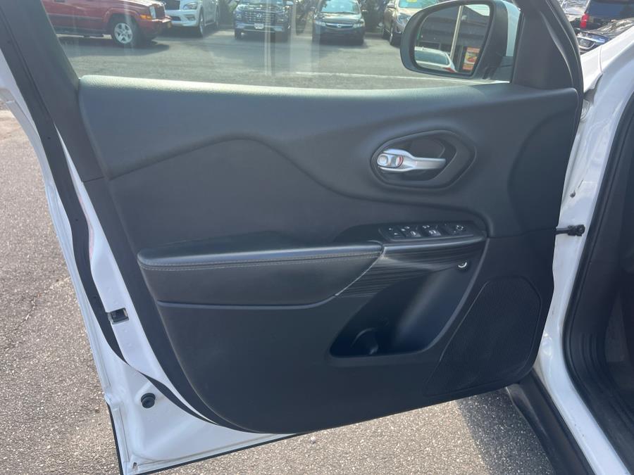 2014 Jeep Cherokee Latitude. CLEAN CARFAX. LOW MILES!!!, available for sale in Elmont, New York | Sunrise of Elmont. Elmont, New York 2014 Jeep Cherokee Latitude. CLEAN CARFAX. LOW MILES!!!, available for sale in Elmont, New York | Sunrise of Elmont. Elmont, New York