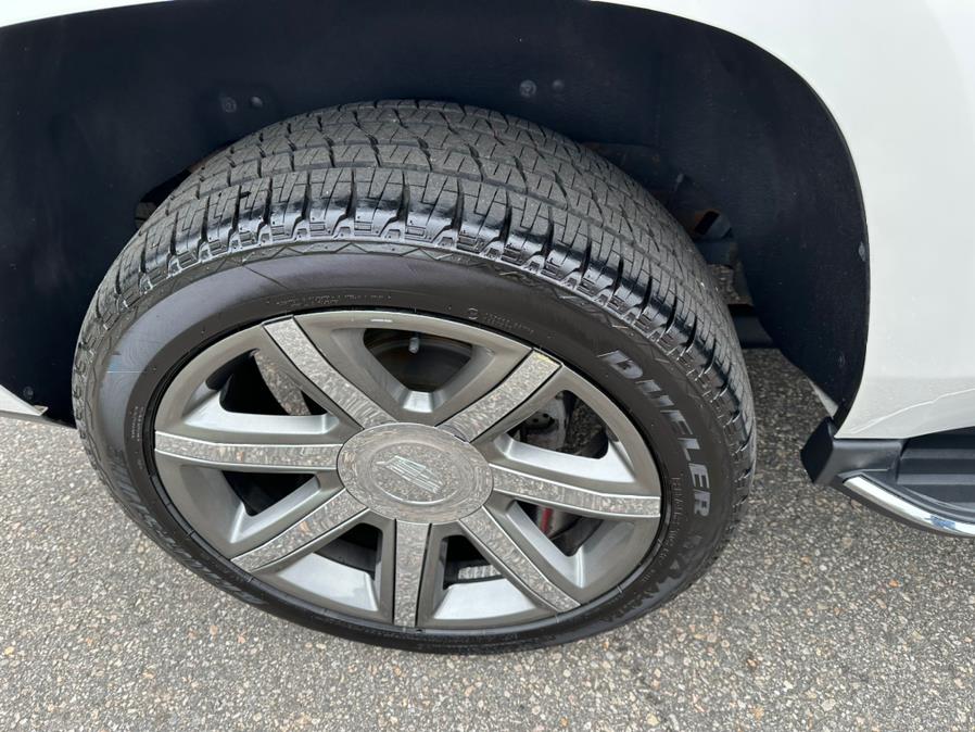 2017 Cadillac Escalade 4WD 4dr Luxury, available for sale in South Windsor, Connecticut | Mike And Tony Auto Sales, Inc. South Windsor, Connecticut 2017 Cadillac Escalade 4WD 4dr Luxury, available for sale in South Windsor, Connecticut | Mike And Tony Auto Sales, Inc. South Windsor, Connecticut