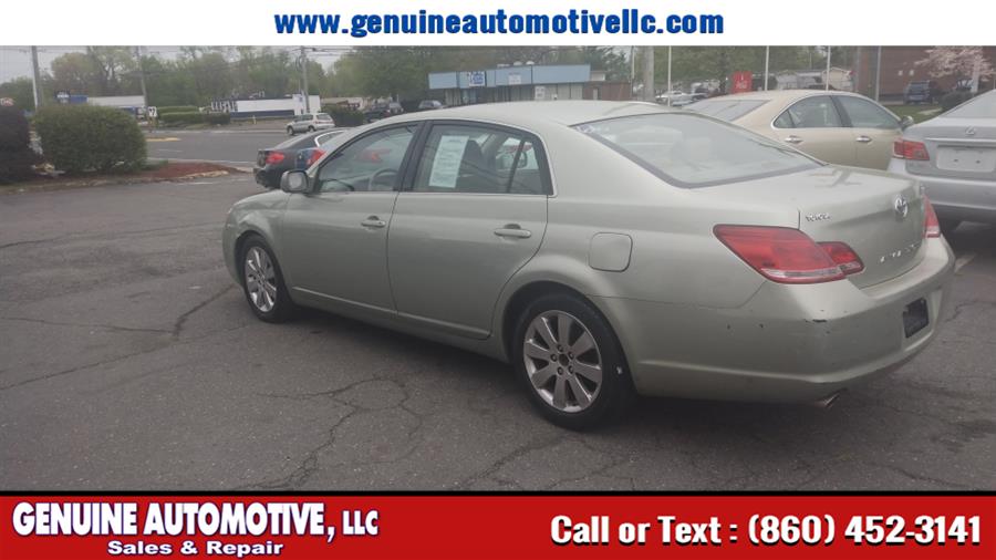 2005 Toyota Avalon 4dr Sdn XLS, available for sale in East Hartford, Connecticut | Genuine Automotive LLC. East Hartford, Connecticut