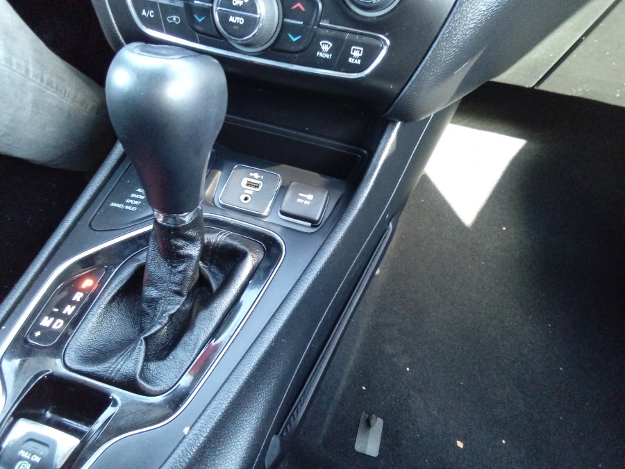 2020 Jeep Cherokee Limited 4x4, available for sale in Irvington, New Jersey | NJ Used Cars Center. Irvington, New Jersey 2020 Jeep Cherokee Limited 4x4, available for sale in Irvington, New Jersey | NJ Used Cars Center. Irvington, New Jersey