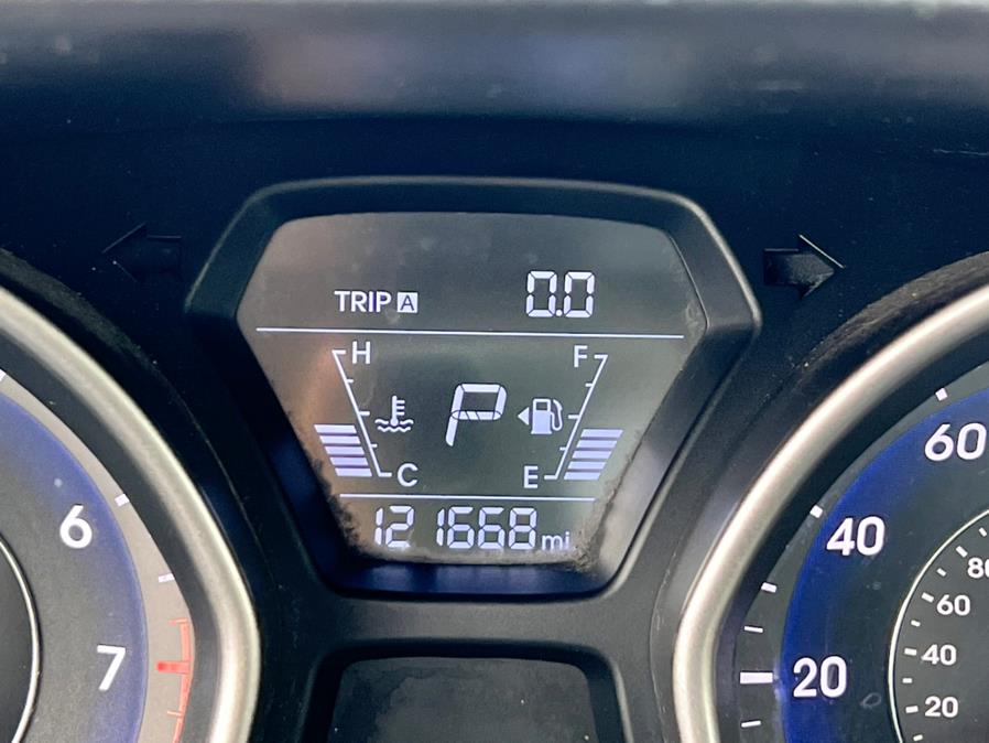 2016 Hyundai Elantra 4dr Sdn Man SE (Alabama Plant), available for sale in Wallingford, Connecticut | Wallingford Auto Center LLC. Wallingford, Connecticut 2016 Hyundai Elantra 4dr Sdn Man SE (Alabama Plant), available for sale in Wallingford, Connecticut | Wallingford Auto Center LLC. Wallingford, Connecticut