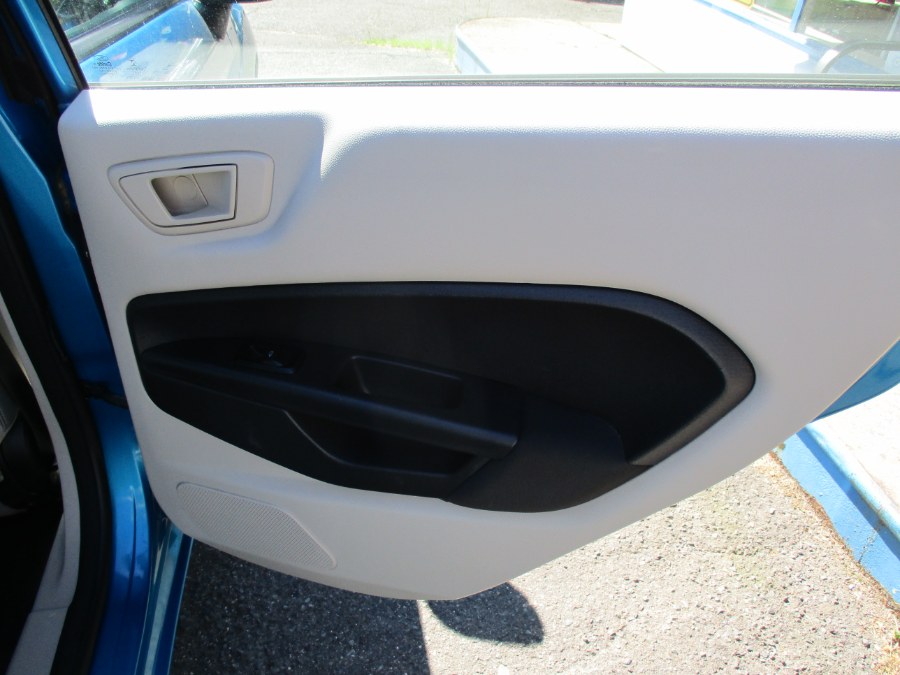 2013 Ford Fiesta 4dr Sdn SE, available for sale in Meriden, Connecticut | Cos Central Auto. Meriden, Connecticut 2013 Ford Fiesta 4dr Sdn SE, available for sale in Meriden, Connecticut | Cos Central Auto. Meriden, Connecticut