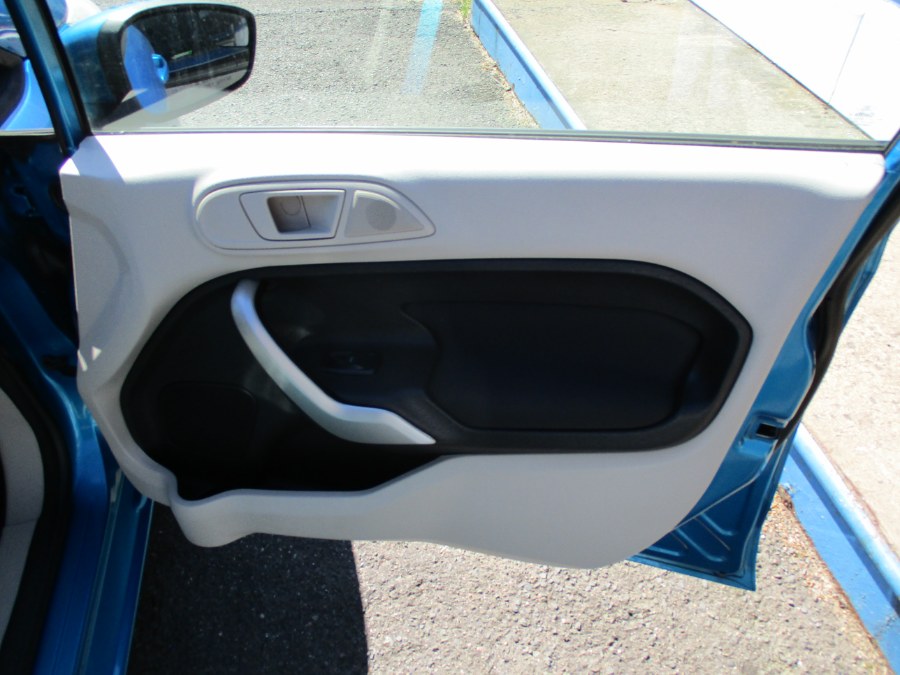 2013 Ford Fiesta 4dr Sdn SE, available for sale in Meriden, Connecticut | Cos Central Auto. Meriden, Connecticut 2013 Ford Fiesta 4dr Sdn SE, available for sale in Meriden, Connecticut | Cos Central Auto. Meriden, Connecticut