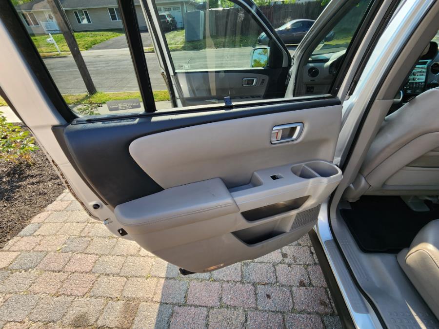 2009 Honda Pilot 4WD 4dr Touring w/Navi, available for sale in West Babylon, New York | SGM Auto Sales. West Babylon, New York 2009 Honda Pilot 4WD 4dr Touring w/Navi, available for sale in West Babylon, New York | SGM Auto Sales. West Babylon, New York