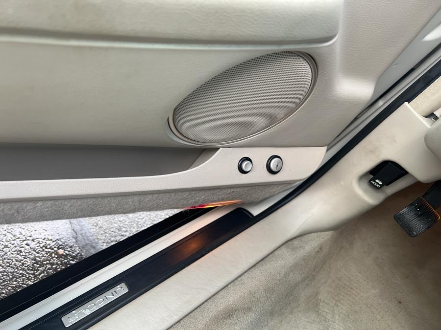 2006 Lincoln Town Car 4dr Sdn Signature, available for sale in South Windsor , Connecticut | Ful-line Auto LLC. South Windsor , Connecticut 2006 Lincoln Town Car 4dr Sdn Signature, available for sale in South Windsor , Connecticut | Ful-line Auto LLC. South Windsor , Connecticut