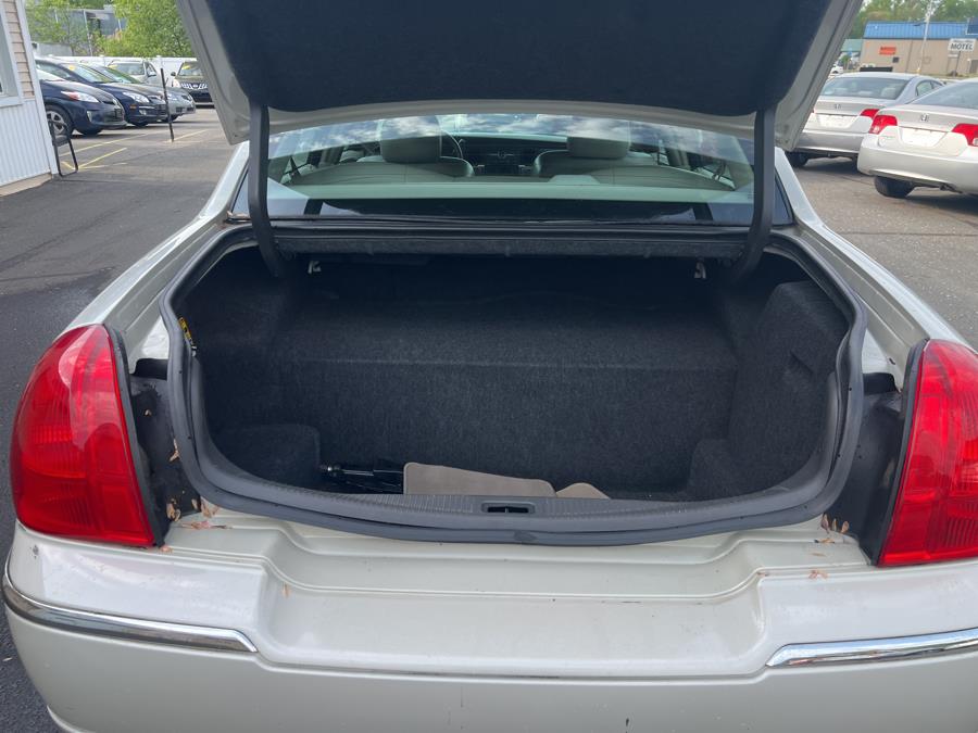 2006 Lincoln Town Car 4dr Sdn Signature, available for sale in South Windsor , Connecticut | Ful-line Auto LLC. South Windsor , Connecticut 2006 Lincoln Town Car 4dr Sdn Signature, available for sale in South Windsor , Connecticut | Ful-line Auto LLC. South Windsor , Connecticut