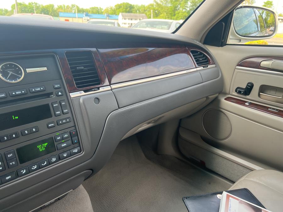 2006 Lincoln Town Car 4dr Sdn Signature, available for sale in South Windsor , Connecticut | Ful-line Auto LLC. South Windsor , Connecticut 2006 Lincoln Town Car 4dr Sdn Signature, available for sale in South Windsor , Connecticut | Ful-line Auto LLC. South Windsor , Connecticut