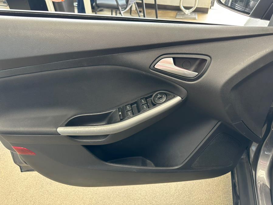 2013 Ford Focus 5dr HB SE, available for sale in Inwood, New York | 5 Towns Drive. Inwood, New York 2013 Ford Focus 5dr HB SE, available for sale in Inwood, New York | 5 Towns Drive. Inwood, New York