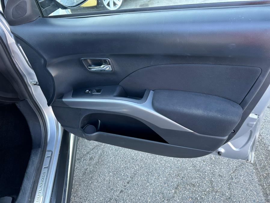 2011 Mitsubishi Outlander 4WD 4dr SE, available for sale in Taunton, Massachusetts | Rt 138 Auto Center Inc . Taunton, Massachusetts 2011 Mitsubishi Outlander 4WD 4dr SE, available for sale in Taunton, Massachusetts | Rt 138 Auto Center Inc . Taunton, Massachusetts
