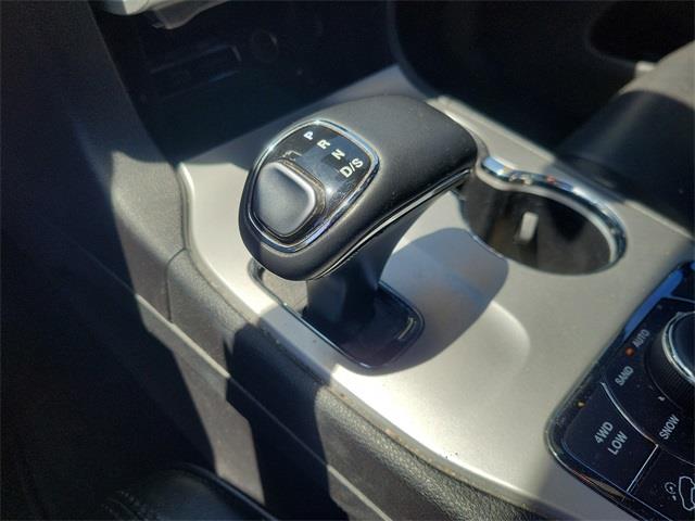 2015 Jeep Grand Cherokee Overland, available for sale in Stratford, Connecticut | Wiz Leasing Inc. Stratford, Connecticut 2015 Jeep Grand Cherokee Overland, available for sale in Stratford, Connecticut | Wiz Leasing Inc. Stratford, Connecticut