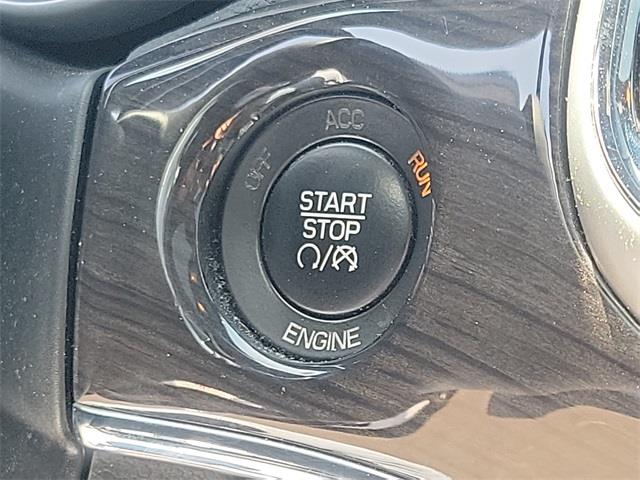 2015 Jeep Grand Cherokee Overland, available for sale in Stratford, Connecticut | Wiz Leasing Inc. Stratford, Connecticut 2015 Jeep Grand Cherokee Overland, available for sale in Stratford, Connecticut | Wiz Leasing Inc. Stratford, Connecticut
