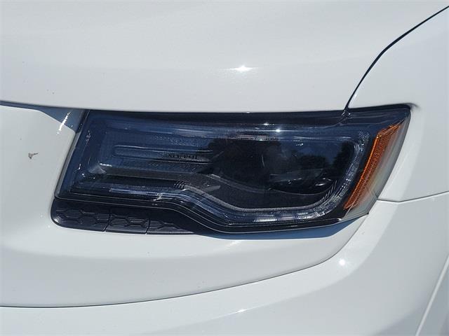 2015 Jeep Grand Cherokee Overland, available for sale in Stratford, Connecticut | Wiz Leasing Inc. Stratford, Connecticut 2015 Jeep Grand Cherokee Overland, available for sale in Stratford, Connecticut | Wiz Leasing Inc. Stratford, Connecticut