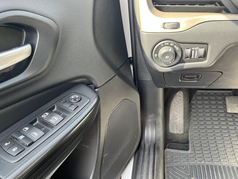 2015 Jeep Cherokee 4WD 4dr Limited, available for sale in West Springfield, Massachusetts | Union Street Auto Sales. West Springfield, Massachusetts 2015 Jeep Cherokee 4WD 4dr Limited, available for sale in West Springfield, Massachusetts | Union Street Auto Sales. West Springfield, Massachusetts