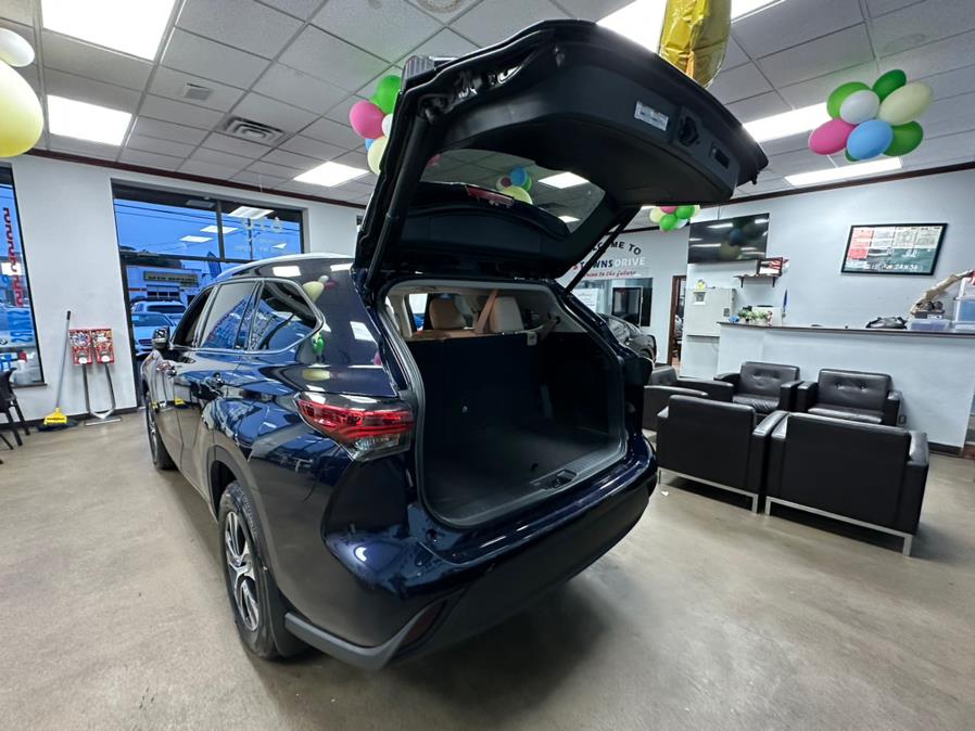 2022 Toyota Highlander XLE AWD (Natl), available for sale in Inwood, New York | 5 Towns Drive. Inwood, New York 2022 Toyota Highlander XLE AWD (Natl), available for sale in Inwood, New York | 5 Towns Drive. Inwood, New York