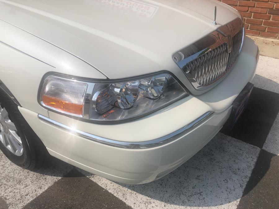 2006 Lincoln Town Car 4dr Sdn Signature, available for sale in Waterbury, Connecticut | National Auto Brokers, Inc.. Waterbury, Connecticut 2006 Lincoln Town Car 4dr Sdn Signature, available for sale in Waterbury, Connecticut | National Auto Brokers, Inc.. Waterbury, Connecticut