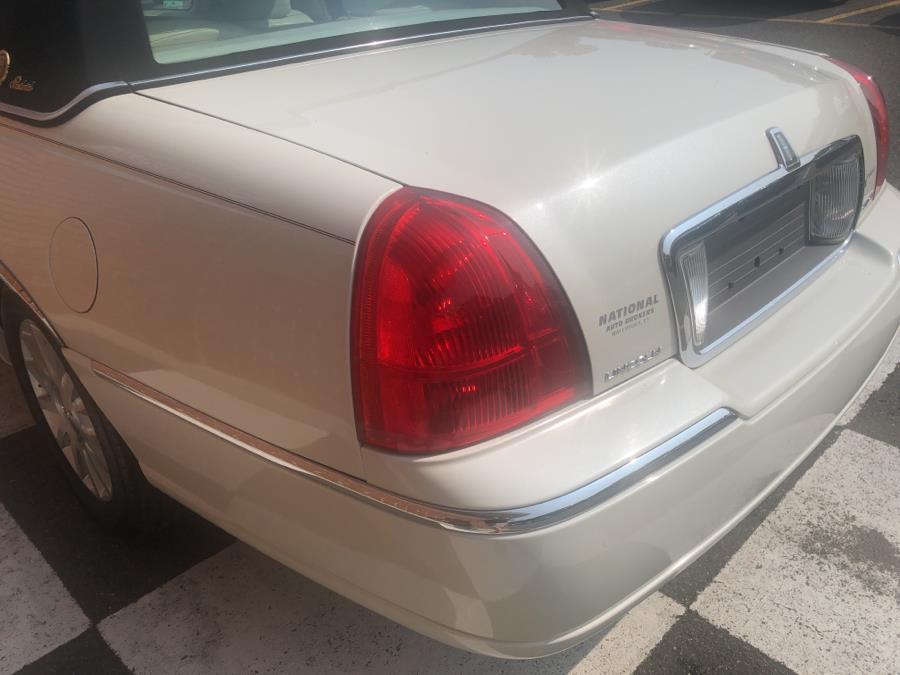 2006 Lincoln Town Car 4dr Sdn Signature, available for sale in Waterbury, Connecticut | National Auto Brokers, Inc.. Waterbury, Connecticut 2006 Lincoln Town Car 4dr Sdn Signature, available for sale in Waterbury, Connecticut | National Auto Brokers, Inc.. Waterbury, Connecticut