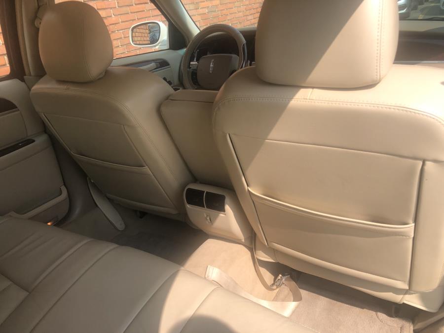 2006 Lincoln Town Car 4dr Sdn Signature, available for sale in Waterbury, Connecticut | National Auto Brokers, Inc.. Waterbury, Connecticut 2006 Lincoln Town Car 4dr Sdn Signature, available for sale in Waterbury, Connecticut | National Auto Brokers, Inc.. Waterbury, Connecticut