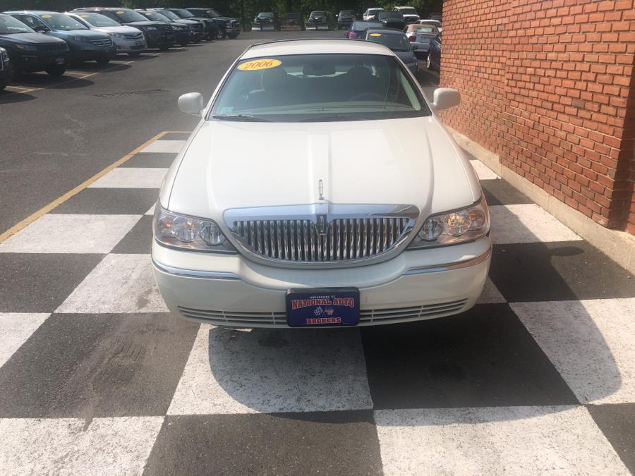 2006 Lincoln Town Car 4dr Sdn Signature, available for sale in Waterbury, Connecticut | National Auto Brokers, Inc.. Waterbury, Connecticut 2006 Lincoln Town Car 4dr Sdn Signature, available for sale in Waterbury, Connecticut | National Auto Brokers, Inc.. Waterbury, Connecticut