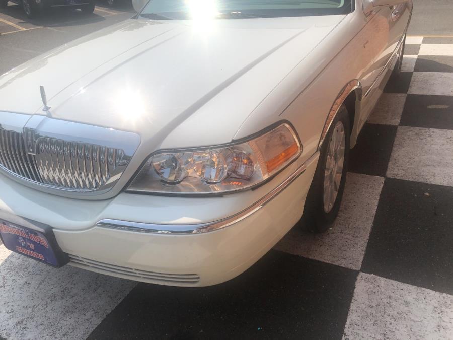 2006 Lincoln Town Car 4dr Sdn Signature, available for sale in Waterbury, Connecticut | National Auto Brokers, Inc.. Waterbury, Connecticut 2006 Lincoln Town Car 4dr Sdn Signature, available for sale in Waterbury, Connecticut | National Auto Brokers, Inc.. Waterbury, Connecticut