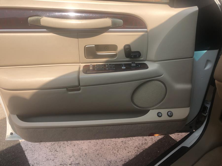 2006 Lincoln Town Car 4dr Sdn Signature, available for sale in Waterbury, Connecticut | National Auto Brokers, Inc.. Waterbury, Connecticut 2006 Lincoln Town Car 4dr Sdn Signature, available for sale in Waterbury, Connecticut | National Auto Brokers, Inc.. Waterbury, Connecticut