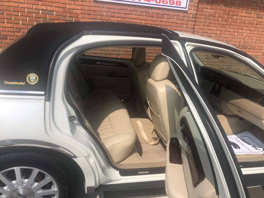 2006 Lincoln Town Car 4dr Sdn Signature, available for sale in Waterbury, Connecticut | National Auto Brokers, Inc.. Waterbury, Connecticut 2006 Lincoln Town Car 4dr Sdn Signature, available for sale in Waterbury, Connecticut | National Auto Brokers, Inc.. Waterbury, Connecticut