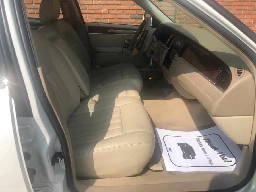 2006 Lincoln Town Car 4dr Sdn Signature, available for sale in Waterbury, Connecticut | National Auto Brokers, Inc.. Waterbury, Connecticut 2006 Lincoln Town Car 4dr Sdn Signature, available for sale in Waterbury, Connecticut | National Auto Brokers, Inc.. Waterbury, Connecticut