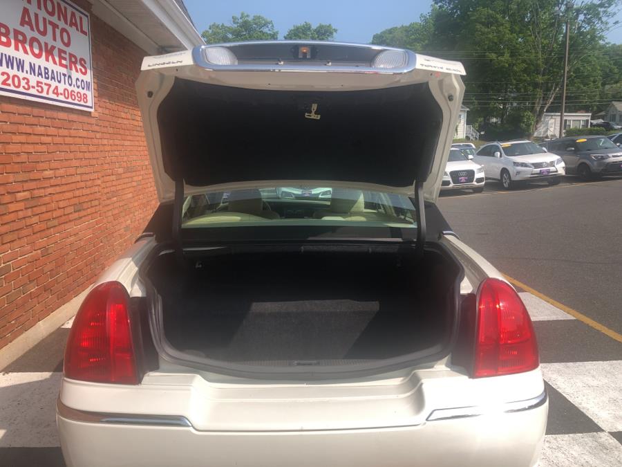 2006 Lincoln Town Car 4dr Sdn Signature, available for sale in Waterbury, Connecticut | National Auto Brokers, Inc.. Waterbury, Connecticut 2006 Lincoln Town Car 4dr Sdn Signature, available for sale in Waterbury, Connecticut | National Auto Brokers, Inc.. Waterbury, Connecticut