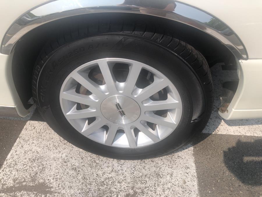 2006 Lincoln Town Car 4dr Sdn Signature, available for sale in Waterbury, Connecticut | National Auto Brokers, Inc.. Waterbury, Connecticut 2006 Lincoln Town Car 4dr Sdn Signature, available for sale in Waterbury, Connecticut | National Auto Brokers, Inc.. Waterbury, Connecticut