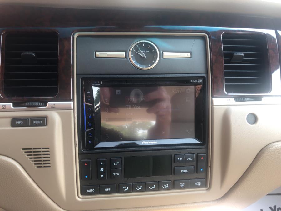 2006 Lincoln Town Car 4dr Sdn Signature, available for sale in Waterbury, Connecticut | National Auto Brokers, Inc.. Waterbury, Connecticut 2006 Lincoln Town Car 4dr Sdn Signature, available for sale in Waterbury, Connecticut | National Auto Brokers, Inc.. Waterbury, Connecticut