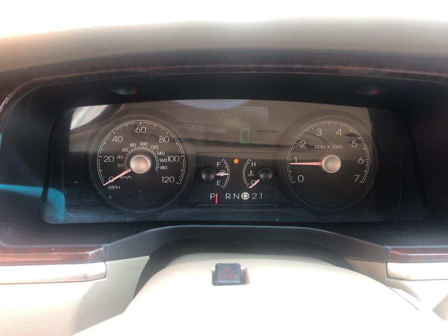 2006 Lincoln Town Car 4dr Sdn Signature, available for sale in Waterbury, Connecticut | National Auto Brokers, Inc.. Waterbury, Connecticut 2006 Lincoln Town Car 4dr Sdn Signature, available for sale in Waterbury, Connecticut | National Auto Brokers, Inc.. Waterbury, Connecticut