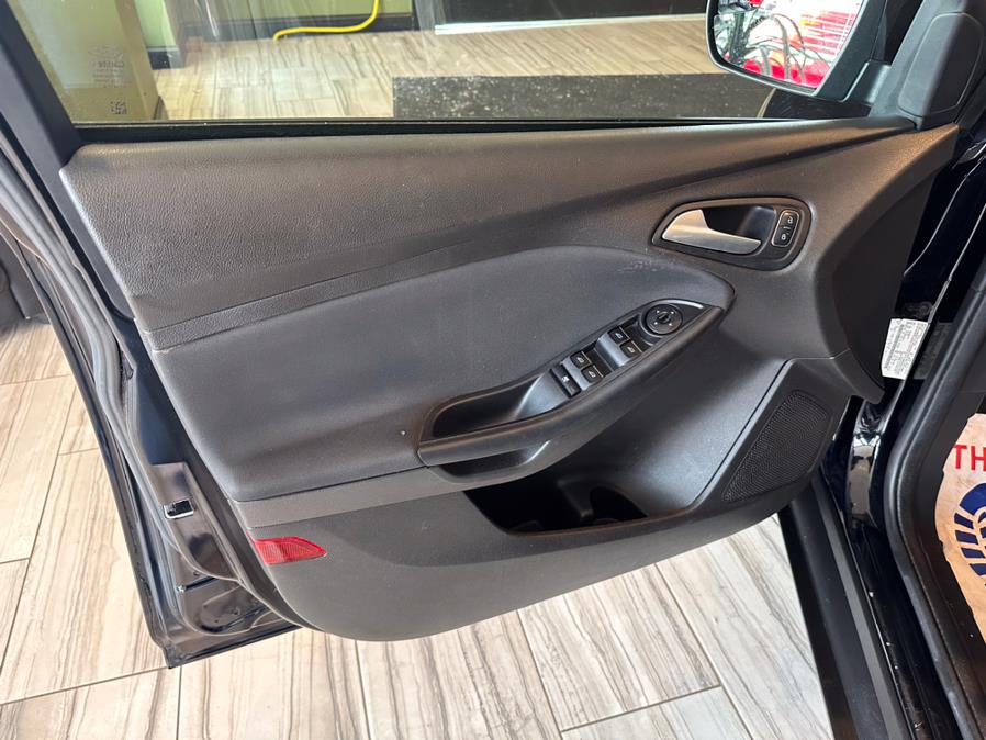2016 Ford Focus 4dr Sdn SE, available for sale in West Hartford, Connecticut | AutoMax. West Hartford, Connecticut 2016 Ford Focus 4dr Sdn SE, available for sale in West Hartford, Connecticut | AutoMax. West Hartford, Connecticut