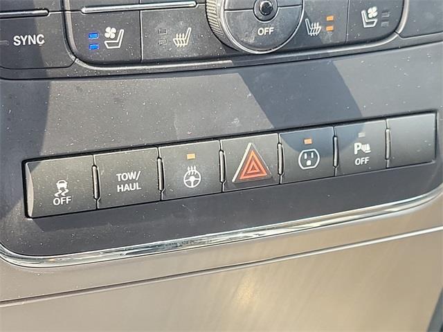 2013 Jeep Grand Cherokee Overland, available for sale in Stratford, Connecticut | Wiz Leasing Inc. Stratford, Connecticut 2013 Jeep Grand Cherokee Overland, available for sale in Stratford, Connecticut | Wiz Leasing Inc. Stratford, Connecticut