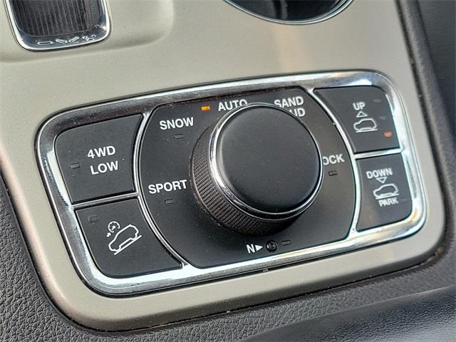 2013 Jeep Grand Cherokee Overland, available for sale in Stratford, Connecticut | Wiz Leasing Inc. Stratford, Connecticut 2013 Jeep Grand Cherokee Overland, available for sale in Stratford, Connecticut | Wiz Leasing Inc. Stratford, Connecticut