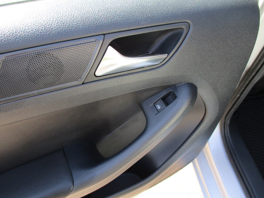 2011 Volkswagen Jetta Sedan 4dr Manual SE PZEV, available for sale in Meriden, Connecticut | Cos Central Auto. Meriden, Connecticut 2011 Volkswagen Jetta Sedan 4dr Manual SE PZEV, available for sale in Meriden, Connecticut | Cos Central Auto. Meriden, Connecticut