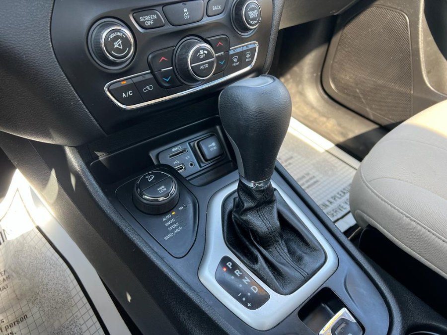 2015 Jeep Cherokee 4WD 4dr Latitude, available for sale in Peabody, Massachusetts | New Star Motors. Peabody, Massachusetts 2015 Jeep Cherokee 4WD 4dr Latitude, available for sale in Peabody, Massachusetts | New Star Motors. Peabody, Massachusetts